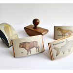 Ausgelöscht / Installation, antike Tintenlöscher, Tintenstrahldrucke von ausgestorbenen Tieren / Größe variabel
